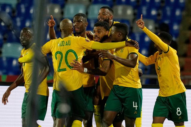 남아공 선수들이 23일 모로코 마라케시 스타디움서 열린 앙골라와 아프리카 네이션스컵 조별리그 1차전서 득점 직후 서로를 안고 기뻐하고 있다. 마라케시(모로코)｜AP뉴시스