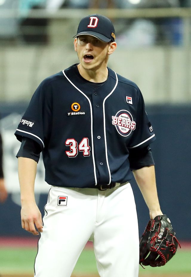 2020년 이후 6년만에 두산 유니폼을 입은 크리스 플렉센은 팀의 에이스 역할을 해야 한다는 책임감이 크다. 그가 절대적 에이스로서 역할을 해줘야 두산도 올해 9위에 그쳤던 아쉬움을 씻을 수 있다. 뉴시스