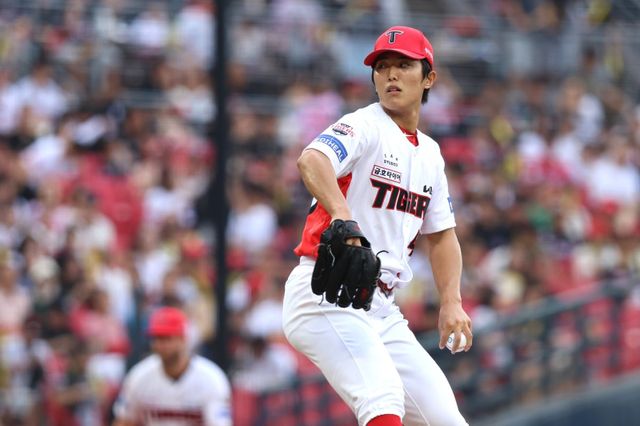 KIA 이의리는 장기 재활을 마치고 올해 7월 드디어 1군 마운드에 다시 섰다. 구속은 여전히 위력적이었지만, 제구력에선 기복 있는 모습을 보여 숙제를 남겼다. 그의 2026시즌 활약에 KIA 선발진의 무게감도 달려 있다. 사진제공｜KIA 타이거즈