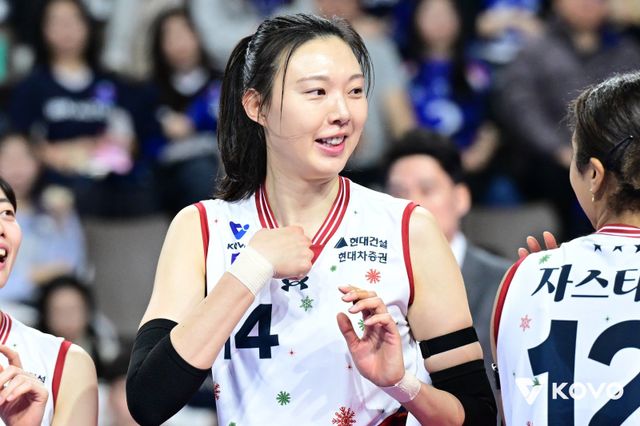 현대건설 양효진이 21일 화성종합체육관서 열린 IBK기업은행과 V리그 여자부 원정경기 도중 팀 동료들과 대화하고 있다. 사진제공｜KOVO