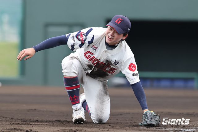 롯데 박찬형이 일본 미야자키 다이오다니운동공원야구장에서 열린 수비 강화 캠프 도중 펑고 훈련을 소화하고 있다. 사진제공｜롯데 자이언츠