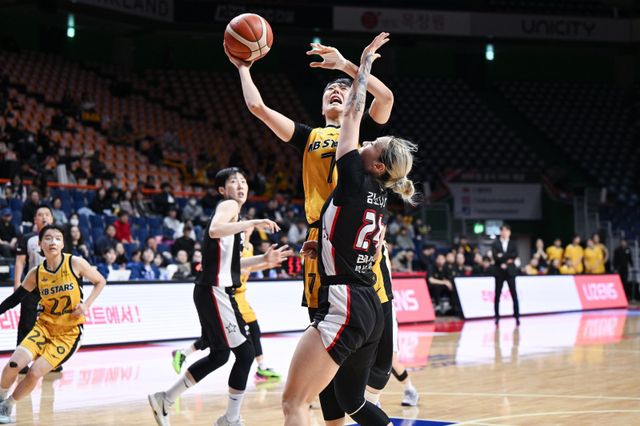 박지수(가운데)의 컨디션이 올라오면서 KB스타즈도 우승 후보의 면모를 되찾아가고 있다. 22일&nbsp;BNK전에서 김소니아의 수비를 뚫고 레이업슛을 시도하는 박지수. 사진제공｜WKBL