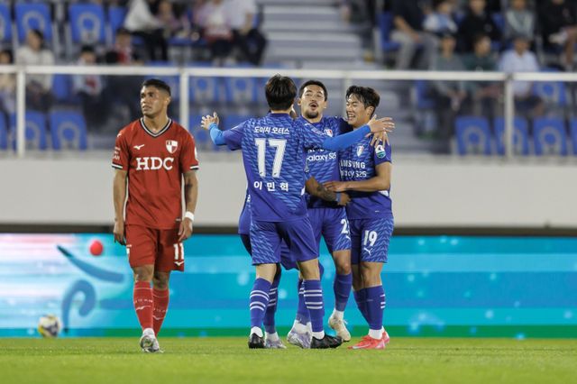 수원은 다음 시즌 승격을 위해 선수단 정리를 진행 중이다. 베테랑 수비수 이기제(오른쪽 두 번째)를 중심으로 한 고참들을 정리하고 젊은 선수들을 위주로 새 시즌 주축을 구축하겠다는 계획이다. 사진제공｜한국프로축구연맹