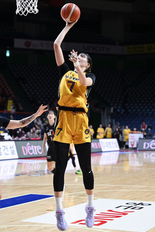 박지수의 컨디션이 올라오면서 KB스타즈도 우승 후보의 면모를 되찾아가고 있다. 22일 BNK전에서 골밑 공격을 시도하는 박지수. 사진제공｜WKBL