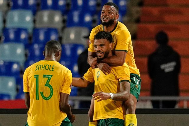 남아공 라일 포스터(가운데)가 23일 모로코 마라케시 스타디움서 열린 앙골라와 아프리카 네이션스컵 조별리그 1차전서 후반 결승골을 뽑은 뒤 동료들의 축하를 받고 있다. 마라케시(모로코)｜AP뉴시스