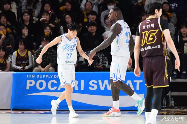 가스공사 양우혁(왼쪽)이 23일 창원체육관에서 열린&nbsp;LG전 도중 득점에 성공한 뒤 라건아와 하이파이브 하고 있다. 사진제공&nbsp;｜KBL