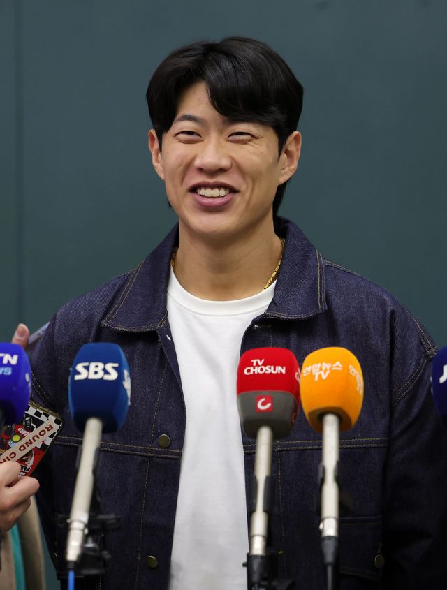 샌디에이고 파드리스와 계약을 마친 송성문이 23일 인천국제공항 제1터미널을 통해 귀국한 뒤 취재진과 인터뷰를 하고 있다. 인천공항｜뉴시스