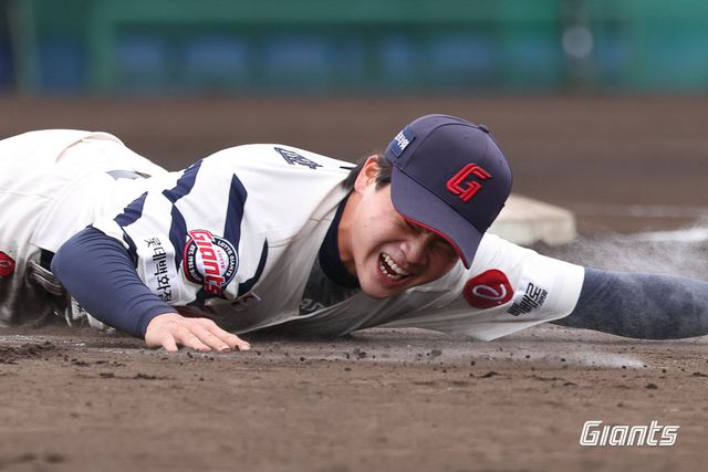 롯데 박찬형이 일본 미야자키 다이오다니운동공원야구장에서 열린 수비 강화 캠프 도중 펑고 훈련을 소화하고 있다. 사진제공｜롯데 자이언츠