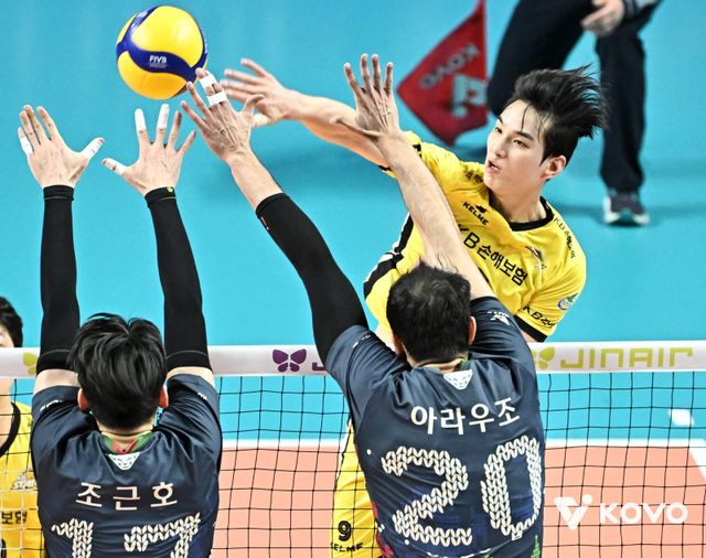 KB손해보험 임성진이 21일 우리카드와 원정경기 도중 상대 블로킹을 피해 스파이크를 하고 있다. 사진제공｜KOVO