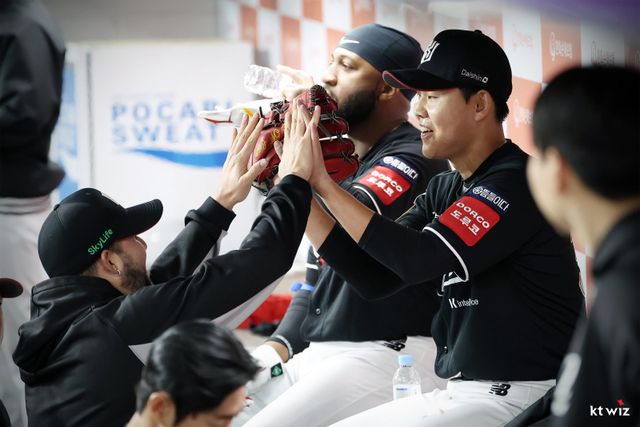 KT 소형준(오른쪽)은 올해 토미존 수술 이후 첫 풀타임 시즌을 치러 10승을 따냈다. 그는 좋은 흐름을 이어 2026 WBC서도 맹활약을 예고했다. 사진제공｜KT 위즈