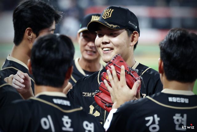 KT 소형준(가운데)은 올해 토미존 수술 이후 첫 풀타임 시즌을 치러 10승을 따냈다. 그는 좋은 흐름을 이어 2026 WBC서도 맹활약을 예고했다. 사진제공｜KT 위즈