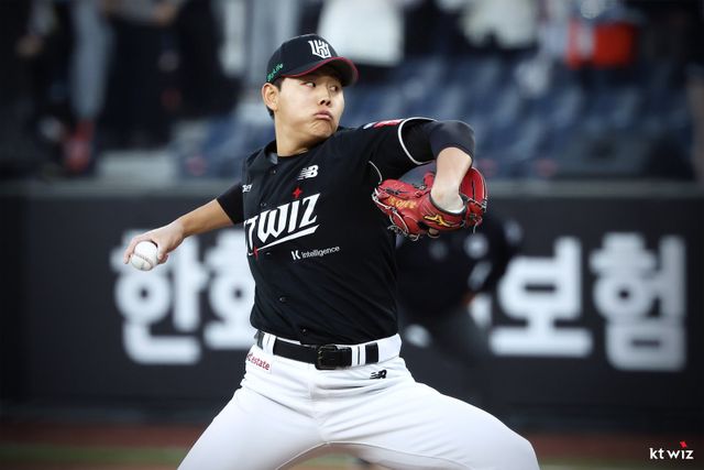 KT 소형준은 올해 토미존 수술 이후 첫 풀타임 시즌을 치러 10승을 따냈다. 그는 좋은 흐름을 이어 2026 WBC서도 맹활약을 예고했다. 사진제공｜KT 위즈