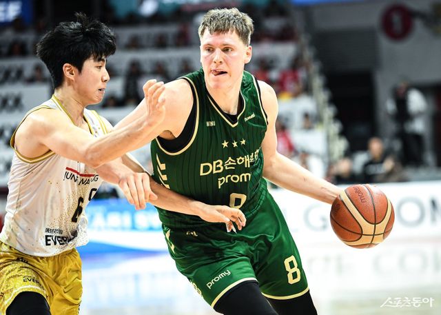 DB 헨리 엘런슨이 25일 안양정관장아레나에서 열린 정관장전 도중 돌파를 시도하고 있다. 사진제공｜KBL