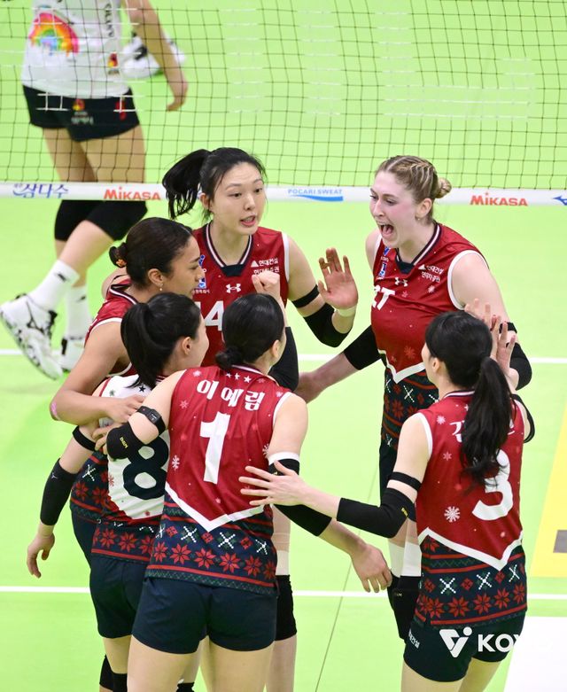 현대건설 선수들이 25일 수원체육관서 열린 정관장과 V리그 여자부 홈경기 도중 팀 득점에 성공한 뒤 기뻐하고 있다. 사진제공｜KOVO