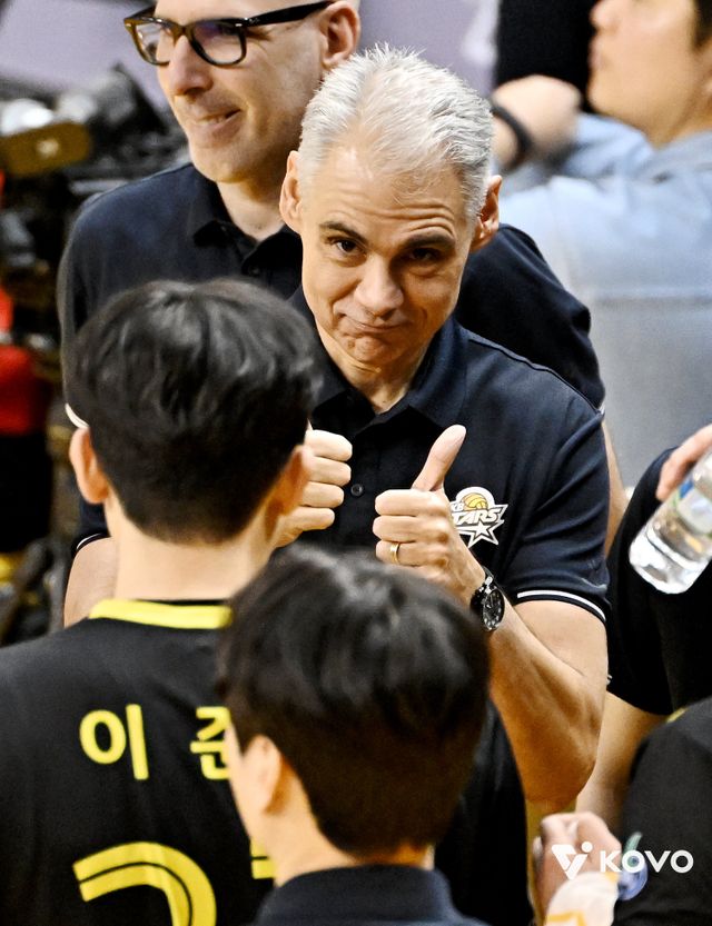 KB손해보험 레오나르도 카르발류 감독(가운데)이 25일 대한항공과 홈경기서 이준영에게 엄지를 치켜세우고 있다. 사진제공｜KOVO