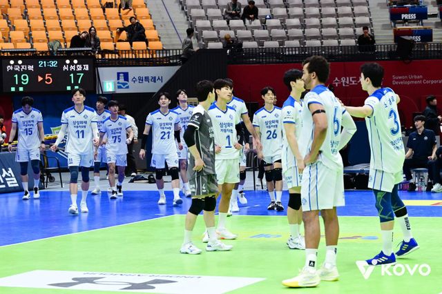 삼성화재 선수들이 23일 한국전력과 원정경기서 2-3으로 패한 뒤 아쉬워하고 있다. 사진제공｜KOVO