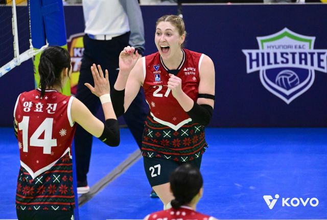 현대건설 양효진(14번)과 외국인 공격수 카리가 25일 수원체육관서 열린 정관장과 V리그 여자부 경기 도중 득점한 뒤 하이파이브를 하고 있다. 사진제공｜KOVO