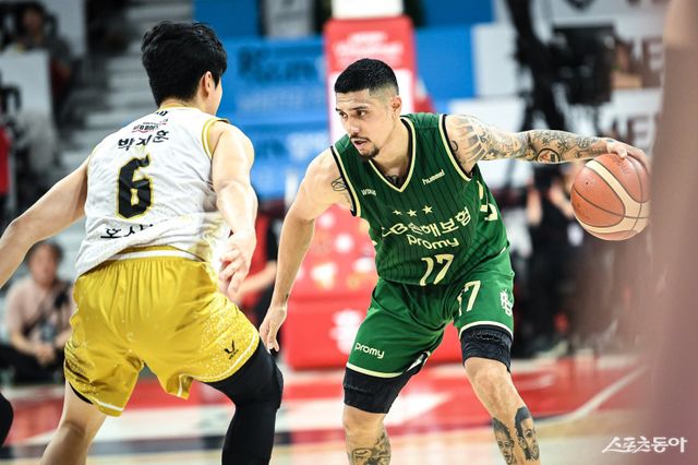 DB 이선 알바노가 25일 안양정관장아레나에서 열린 정관장전 도중 돌파를 시도하고 있다. 사진제공｜KBL