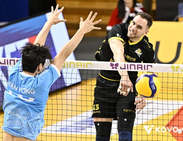 KB손해보험 비예나(오른쪽)가 25일 의정부 경민대기념관에서 열린 대한항공과 홈경기서 상대 블로킹을 피해 스파이크를 하고 있다. 사진제공｜KOVO