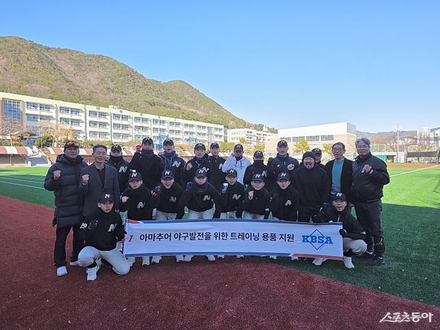 선수협이 26일 김해 내동중에서 대한야구소프트볼협회와 트레이닝 용품 전달식을 열었다. 사진제공｜한국프로야구선수협회