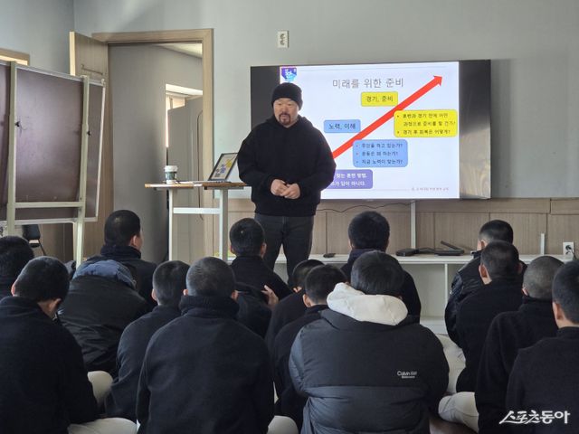 김용일 대한선수트레이너협회 회장이 26일 김해 내동중에서 열린 트레이닝 용품 전달식에서 강연하고 있다. 사진제공｜한국프로야구선수협회