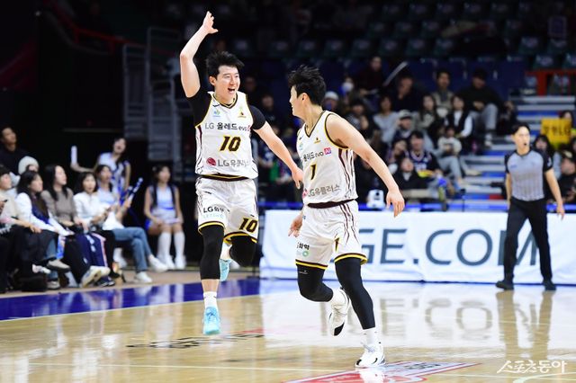 LG 윤원상(왼쪽)이 26일 사직체육관에서 열린 KCC전 도중 득점한 뒤 유기상과 기뻐하고 있다. 사진제공｜KBL