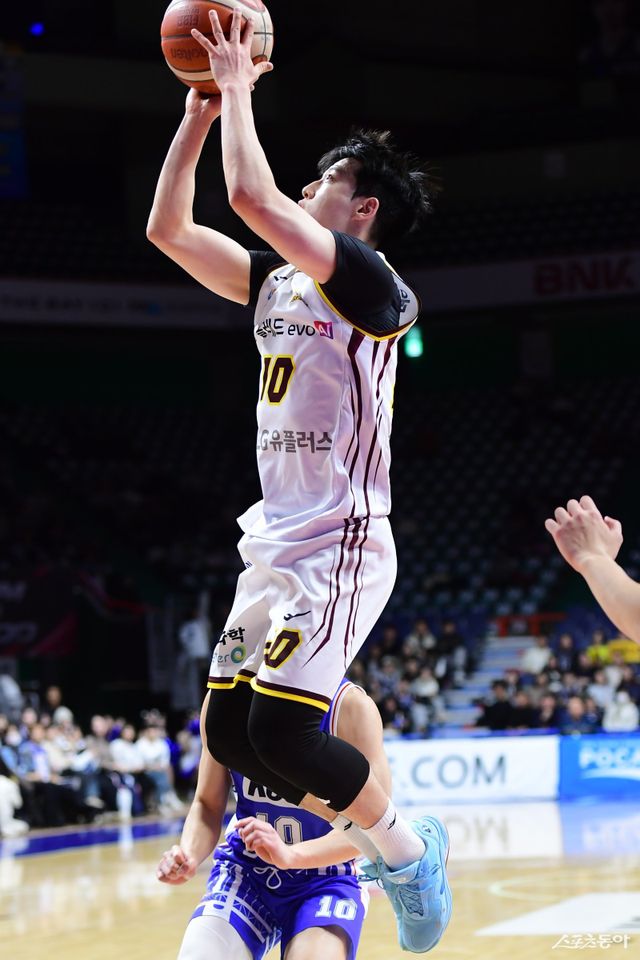 LG 윤원상이 26일 사직체육관에서 열린 KCC전 도중 슛을 시도하고 있다. 사진제공｜KBL