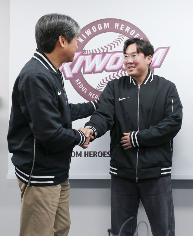 키움은 올 시즌이 끝난 뒤 송성문(샌디에이고)의 MLB 진출로 새로운 3루의 주인을 찾아야 한다. 설종진 키움 감독은 베테랑부터 신인까지 무한경쟁을 통해 공백을 메우겠다고 선언했다. 올 시즌이 끝나고 2차 드래프트를 통해 키움에 합류한 안치홍(오른쪽).&nbsp;뉴시스