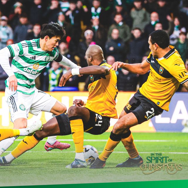 양현준(왼쪽)이 28일(한국시간) 홈 오브 셋페어 아레나에서 열린 리빙스턴과 원정경기 전반 10분 상대 수비수들을 제치고 골을 넣고 있다. 사진출처｜셀틱FC 페이스북