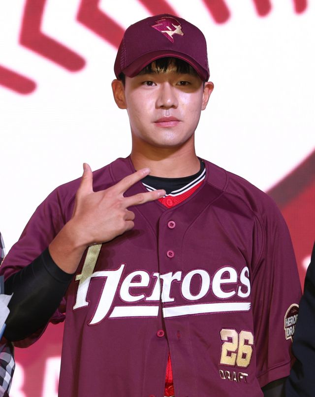 키움은 올 시즌이 끝난 뒤 송성문(샌디에이고)의 MLB 진출로 새로운 3루의 주인을 찾아야 한다. 설종진 키움 감독은 베테랑부터 신인까지 무한경쟁을 통해 공백을 메우겠다고 선언했다. 올 시즌 신인 박한결. 뉴시스
