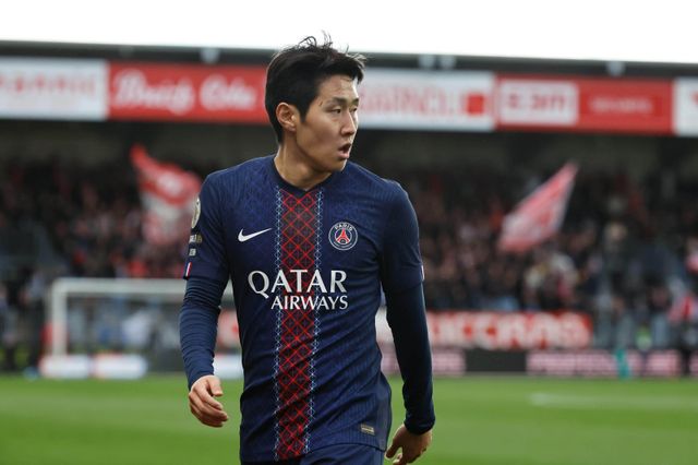 PSG 이강인이 최근 활약과 프랑스 매체의 칭찬에도 유력 매체 레퀴프가 선정한 올해의 팀에 선정되지 못했다. 브레스트(프랑스)｜AP뉴시스