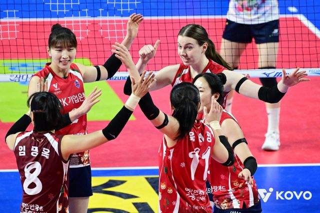 IBK기업은행 선수들이 28일 김천체육관에서 열린 정관장과 홈경기 도중 득점한 뒤 한데 모여 기뻐하고 있다. 사진제공｜KOVO