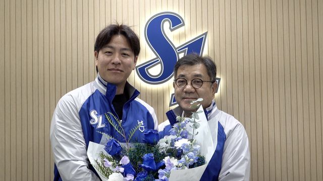 강민호(왼쪽)가 2027년까지 삼성의 안방을 지킨다. 강민호가&nbsp;FA 계약을 마친 뒤 유정근 삼성 구단 대표이사와 기념촬영을 하고 있다. 사진제공ㅣ삼성 라이온즈