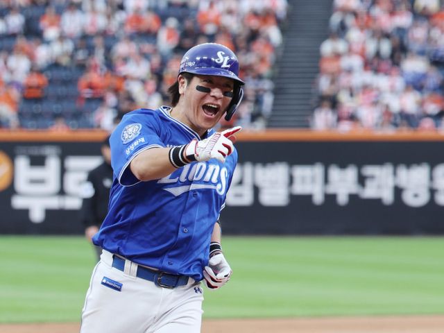 강민호(왼쪽)가 2027년까지 삼성의 안방을 지킨다. 포수진 전력을 유지한 삼성은 우승 도전에 더욱 탄력을 받을 수 있게 됐다. 뉴시스