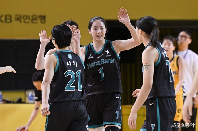 하나은행 박소희(1번)가 28일 청주체육관에서 열린 KB스타즈전 도중 득점한 뒤 동료들과 기뻐하고 있다. 사진제공｜WKBL