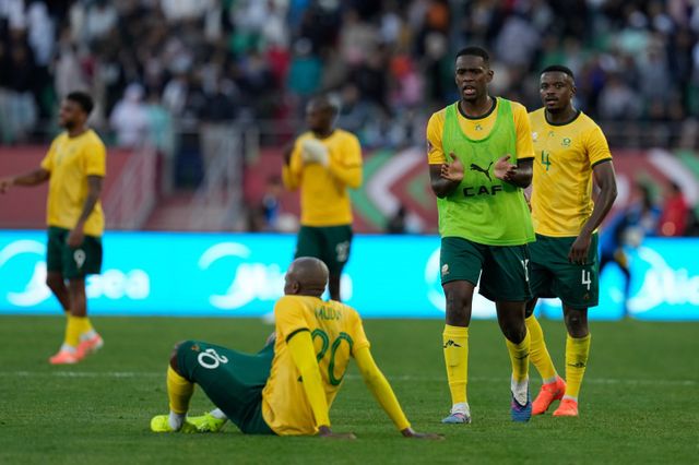 남아프리카공화국 선수들이 27일(한국시간) 이집트와 아프리카네이션스컵 조별리그 B조 2차전서 0-1로 패한 뒤 아쉬워하고 있다. 아가디르(모로코)｜AP뉴시스