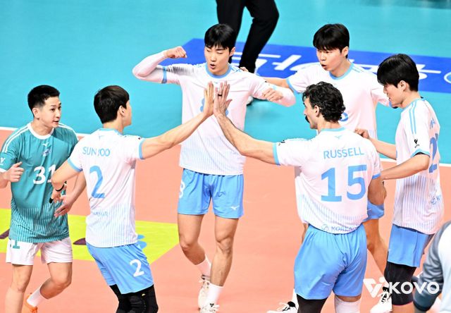 대한항공 선수들이 28일 장충체육관서 열린 우리카드와 V리그 남자부 원정경기에서 팀 득점을 올린 뒤 서로를 격려하고 있다. 사진제공｜KOVO