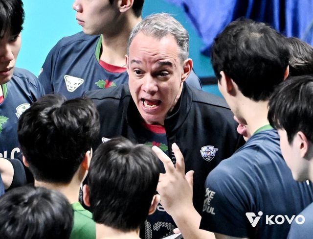 마우리시오 파에스 우리카드 감독이 28일 장충체육관서 열린 대한항공과 V리그 남자부 홈경기 도중 선수들과 작전 타임을 갖고 있다. 사진제공｜KOVO