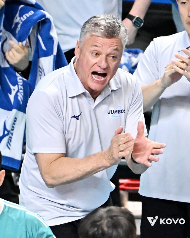 헤난 달 조토 대한항공 감독이 28일 장충체육관서 열린 우리카드와 V리그 남자부 원정경기 도중 선수들을 독려하고 있다. 사진제공｜KOVO