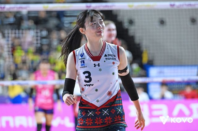 현대건설 세터 김다인은 큰 부상 없이 꾸준한 활약을 하는 비결로 체력과 책임감을 꼽았다. 이번 시즌 현대건설 주장으로 선임된 그의 활약에 힘입어 팀은 2위로 상위권 경쟁을 이어가고 있다. 사진제공｜KOVO