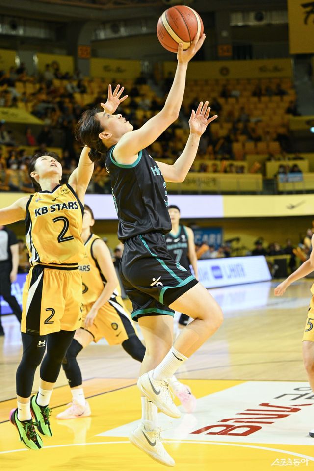 하나은행 정현이 28일 청주체육관에서 열린 KB스타즈전 도중 레이업슛을 시도하고 있다. 사진제공｜WKBL