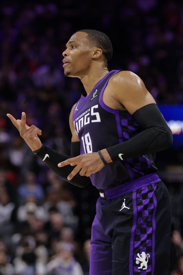 새크라멘토의 러셀 웨스트브룩이 28일(한국시간) 골든1 센터에서 열린 댈러스와 경기 도중 3점슛을 넣은 뒤 세리머니하고 있다. 새크라멘토(미 캘리포니아주)｜AP뉴시스