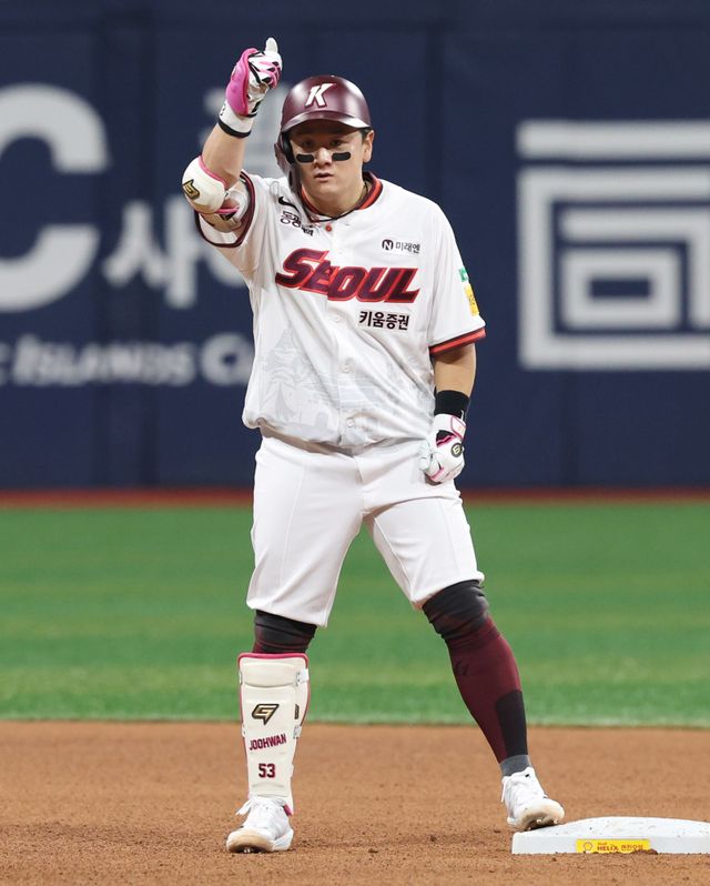 최주환, 안치홍은&nbsp;2026시즌 키움의 4번타자 후보다. 뉴시스