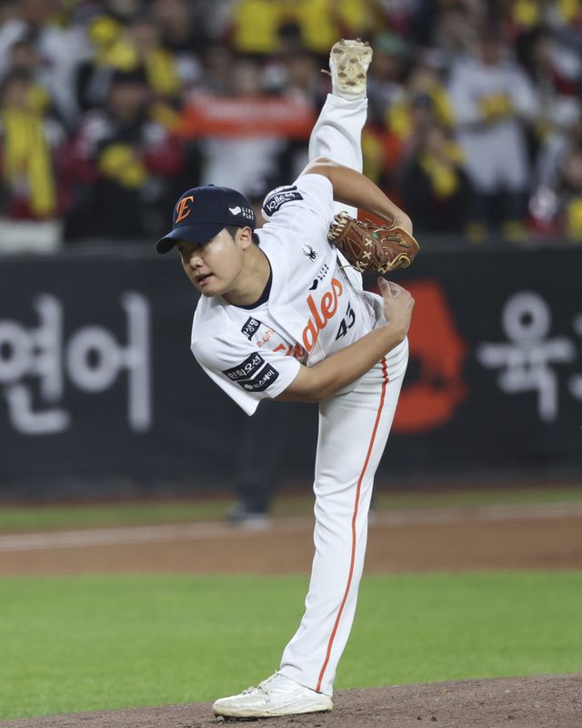 올해 신인투수인 한화 정우주는 후반기 불펜과 선발을 오가며 한화의 한국시리즈 진출에 큰 힘을 보탰다. 국가대표로도 선발 마운드에 서며 자신의 높은 잠재성을 다시 증명했다. 뉴시스