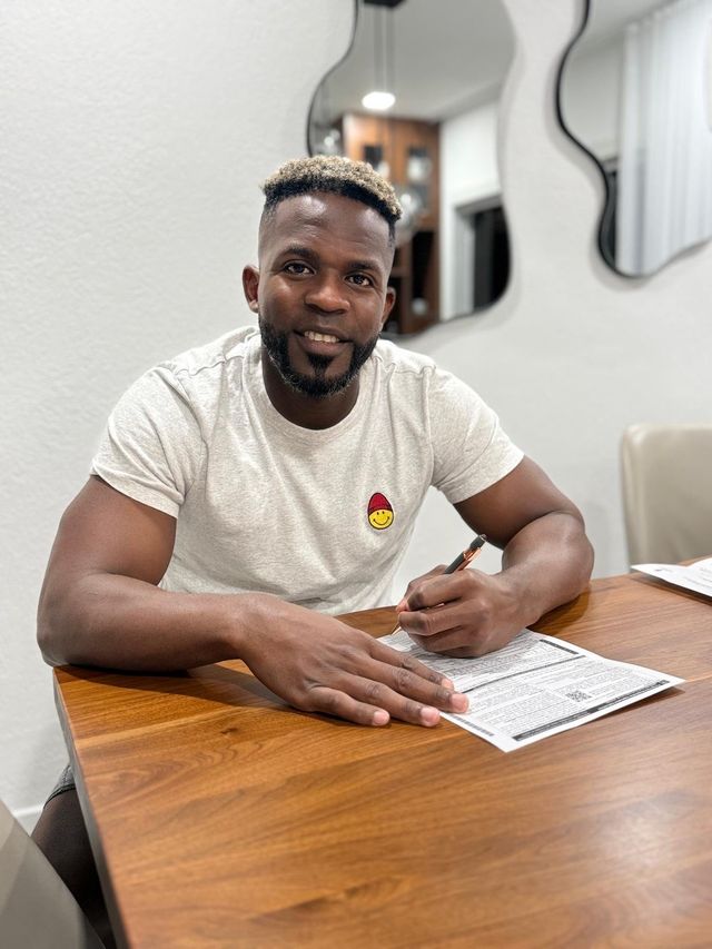 SSG가 29일 외국인타자 기예르모 에레디아와 재계약을 발표했다. 에레디아는 130만 달러에 2026시즌 계약을 마쳤다. 계약서에 사인을 하고 있는 에레디아. 사진제공｜SSG 랜더스