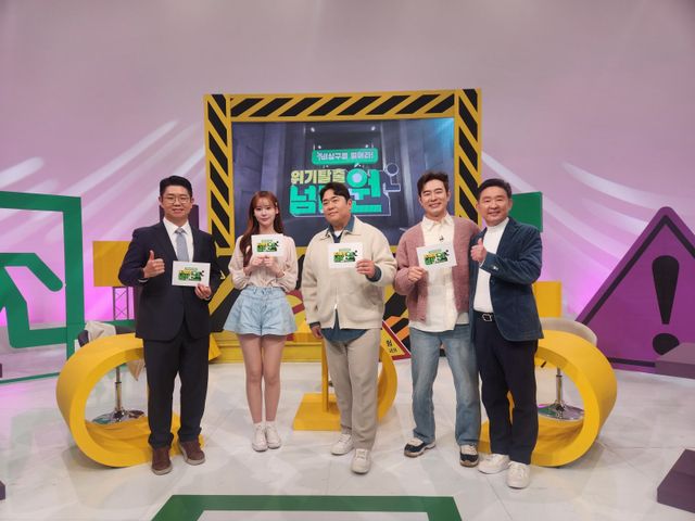 박기태&nbsp;변호사,&nbsp;전세연&nbsp;KBSN&nbsp;아나운서,&nbsp;문세윤,&nbsp;조충현,&nbsp;이송규&nbsp;한국안전전문가협회&nbsp;회장(왼쪽부터). 사진제공 | KBS N