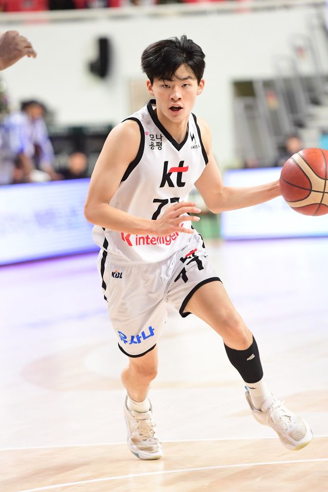 가스공사 양우혁, KT 강성욱, 현대모비스 김건하, KCC 윤기찬, 소노 강지훈은 프로에 갓 입단한 신인임에도&nbsp;경기당 평균 20여분을 소화하며 팀에 큰 힘을 보태고 있다. KT 강성욱. 사진제공｜KBL