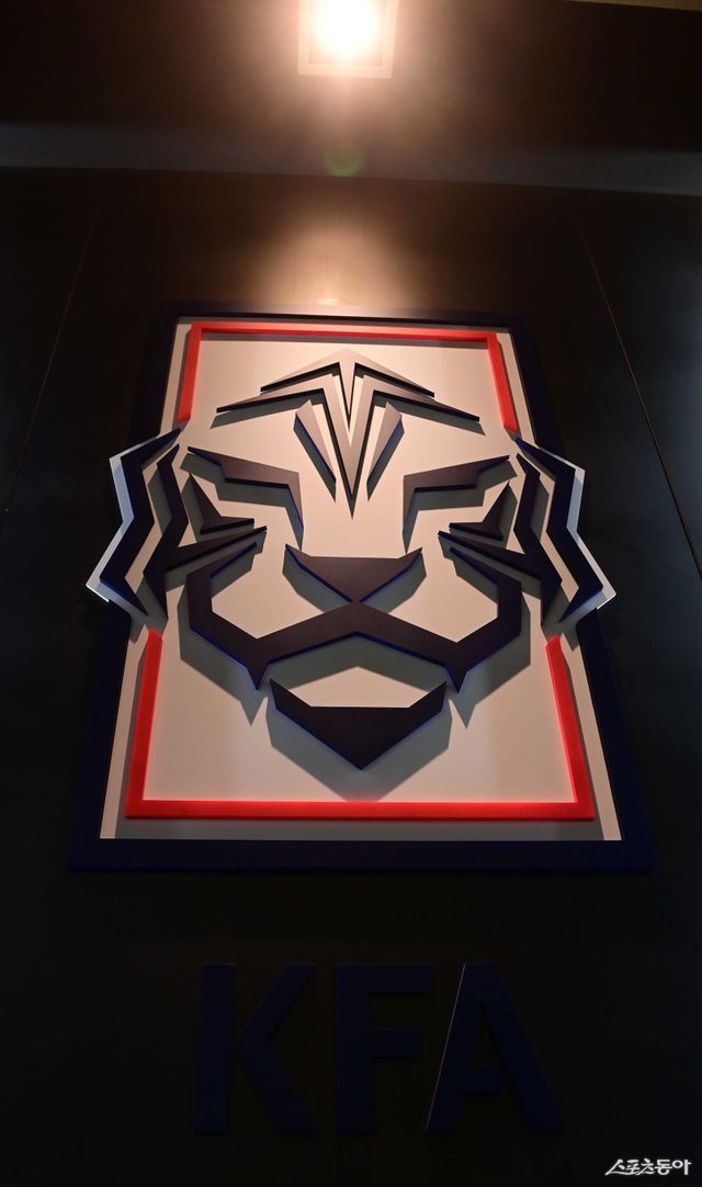 KFA는 29일 “AFC에 2035년 아시안컵 유치의향서를 제출했다”고 밝혔다. 이미 2031년 대회 유치의향서를 2월 제출한 데 이어 AFC가 2031년과 2035년 대회 개최지 선정 절차를 함께 진행하기로 결정함에 따라 KFA는 26일 2035년 대회 유치의향서도 함께 제출했다. 스포츠동아DB