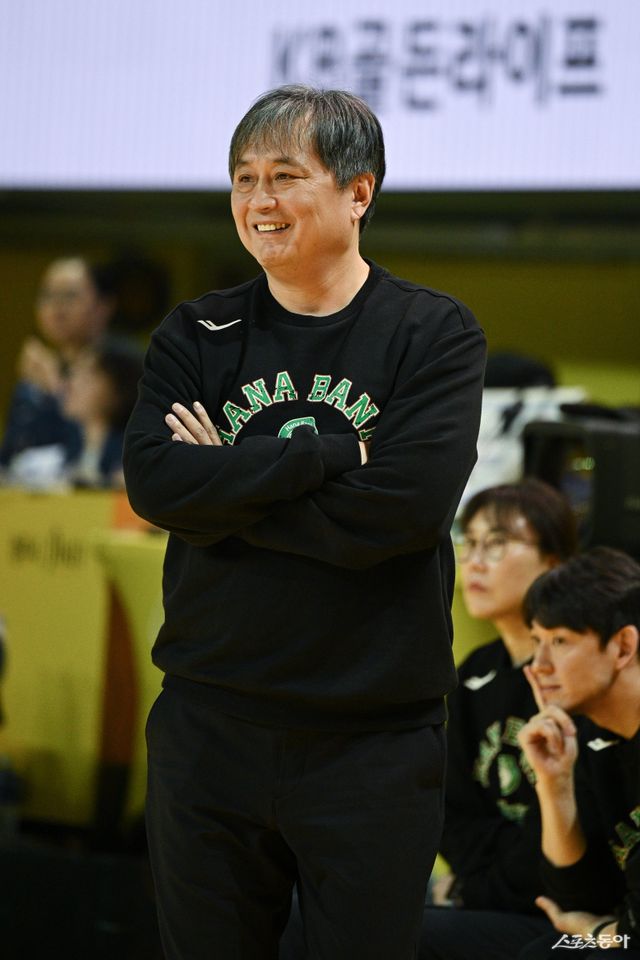 이상범 하나은행 감독이 28일 청주체육관에서 열린 KB스타즈전 도중 미소 짓고 있다. 사진제공｜WKBL