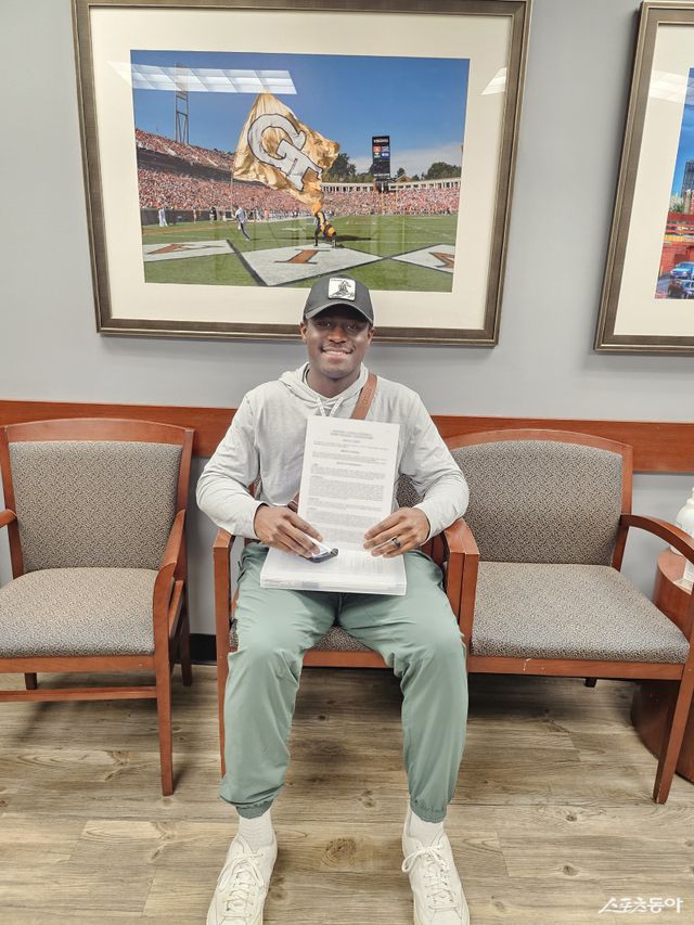 두산이 29일 “새 외국인타자 다즈 카메론과 총액 100만 달러에 계약했다”고 발표했다. 카메론과 사인하며 두산은 2026시즌 외국인선수 구성을 마무리했다. 카메론이 계약을 마친 뒤 기념촬영을 하고 있다. 사진제공｜두산 베어스